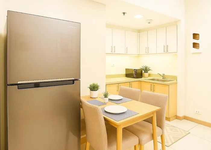 Cozy 1br Near Solaire, Okada, Mall Of